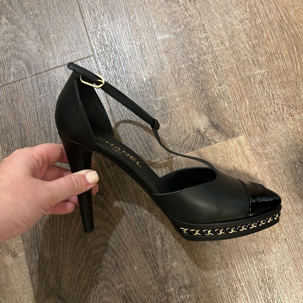 Chanel interlocking CC Logo T-strap pumps. Size 39.5